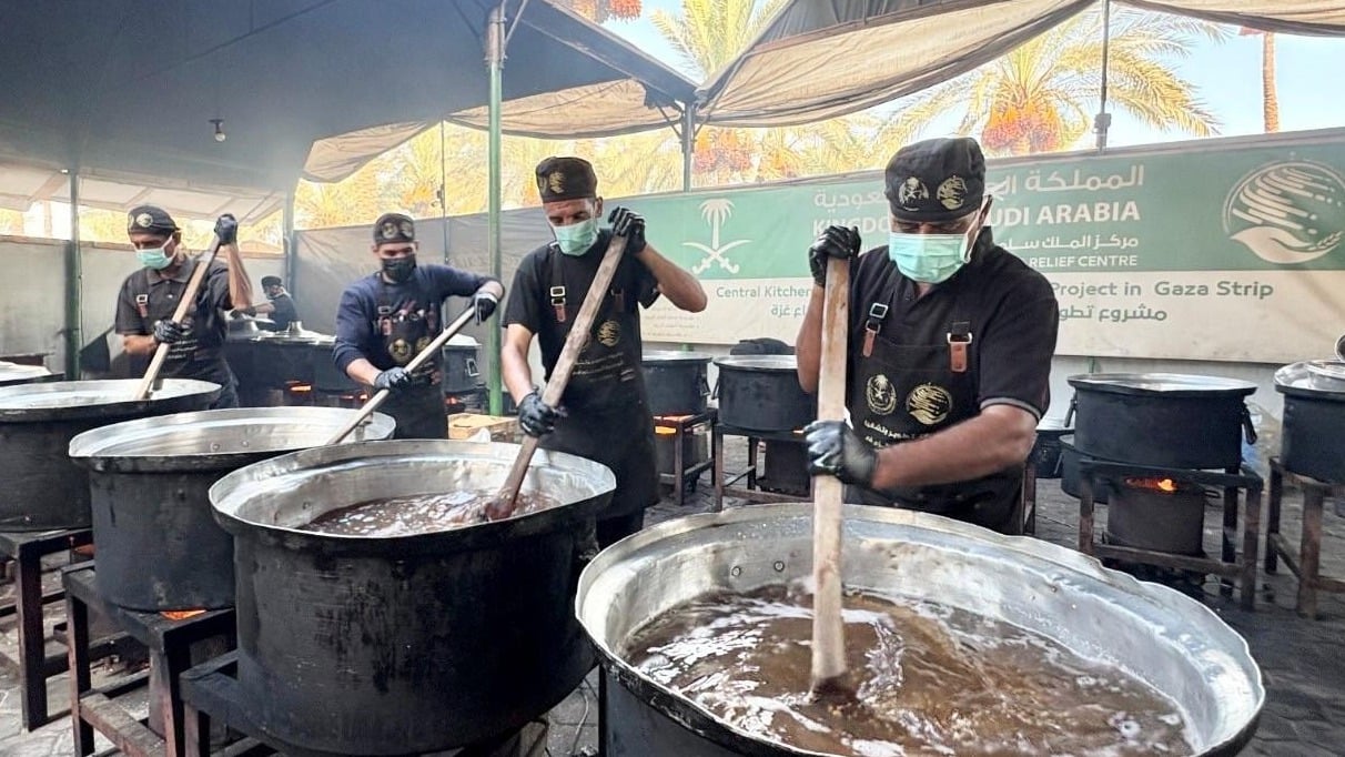 King Salman Humanitarian Center distributes 24,500 hot meals in Gaza