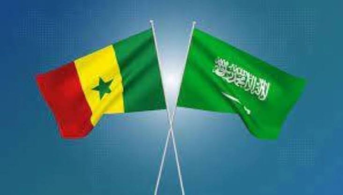 Bendera Senegal dan Arab Saudi berdampingan
