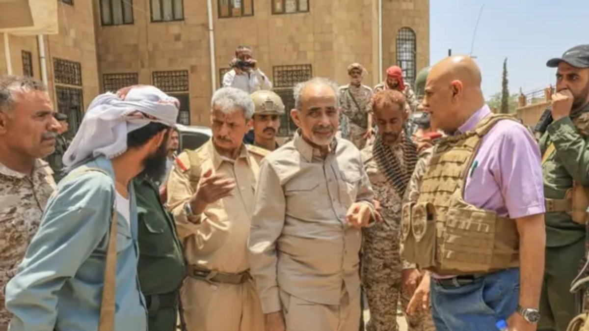 Yemeni Presidential Leadership Council member visits frontlines in Taiz