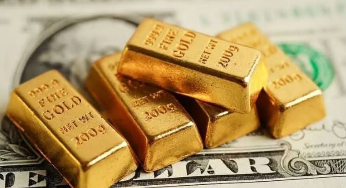 Gold falls to lowest level in over three weeks as oil rises