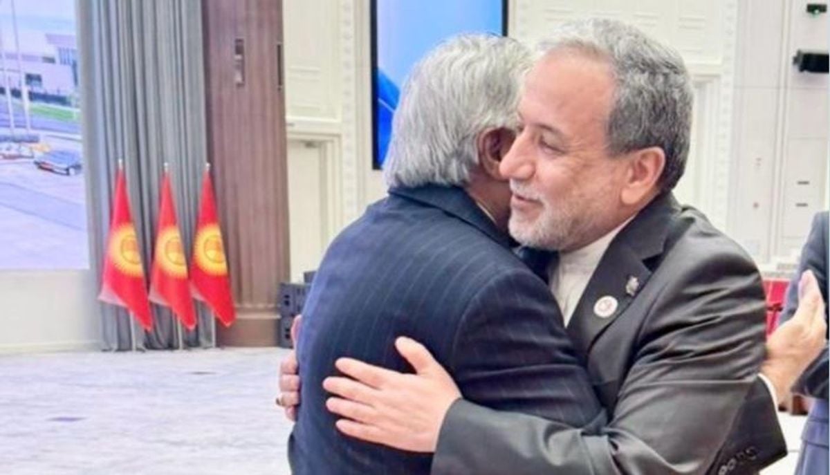Pakistan and Iran foreign ministers discuss bilateral ties at SCO summit