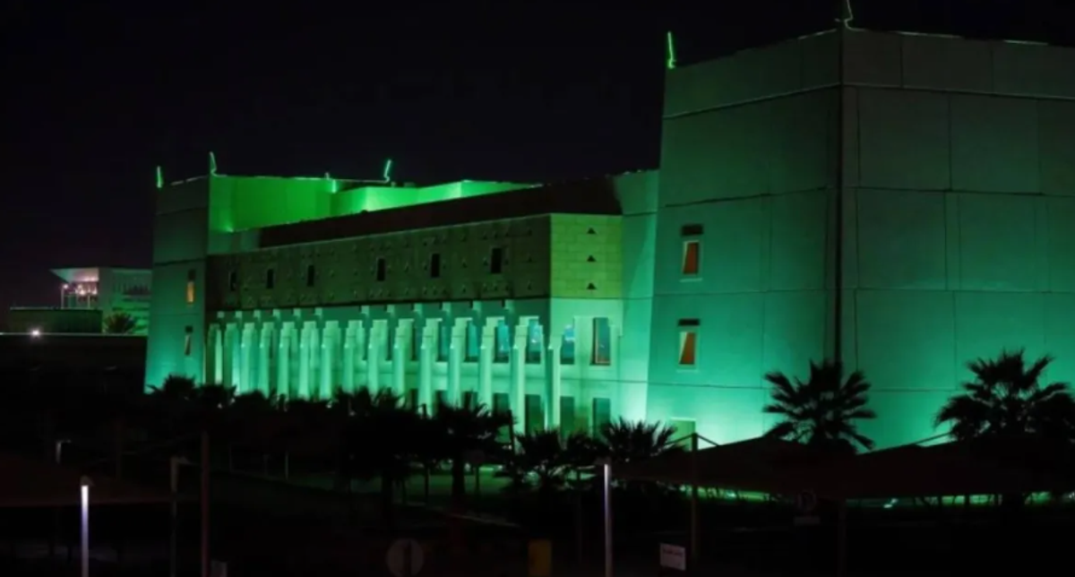 Gedung Pemerintahan Qassim Disinari Hijau Sambut Hari Nasional
