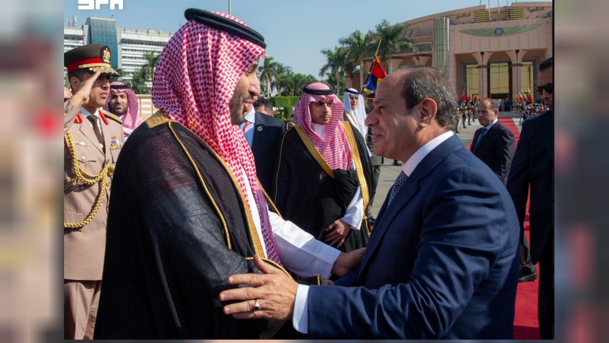 ولي العهد يغادر القاهرة والرئيس المصري في مقدمة مودعيه