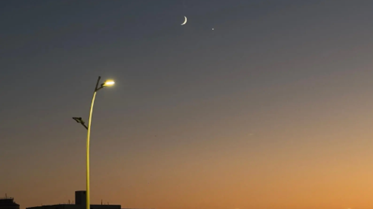 Crescent moon aligns with Venus in Saudi skies