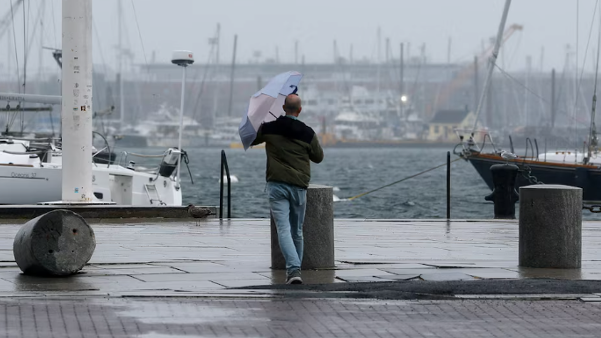 Nor'easter storm leaves 100,000 homes without power in US