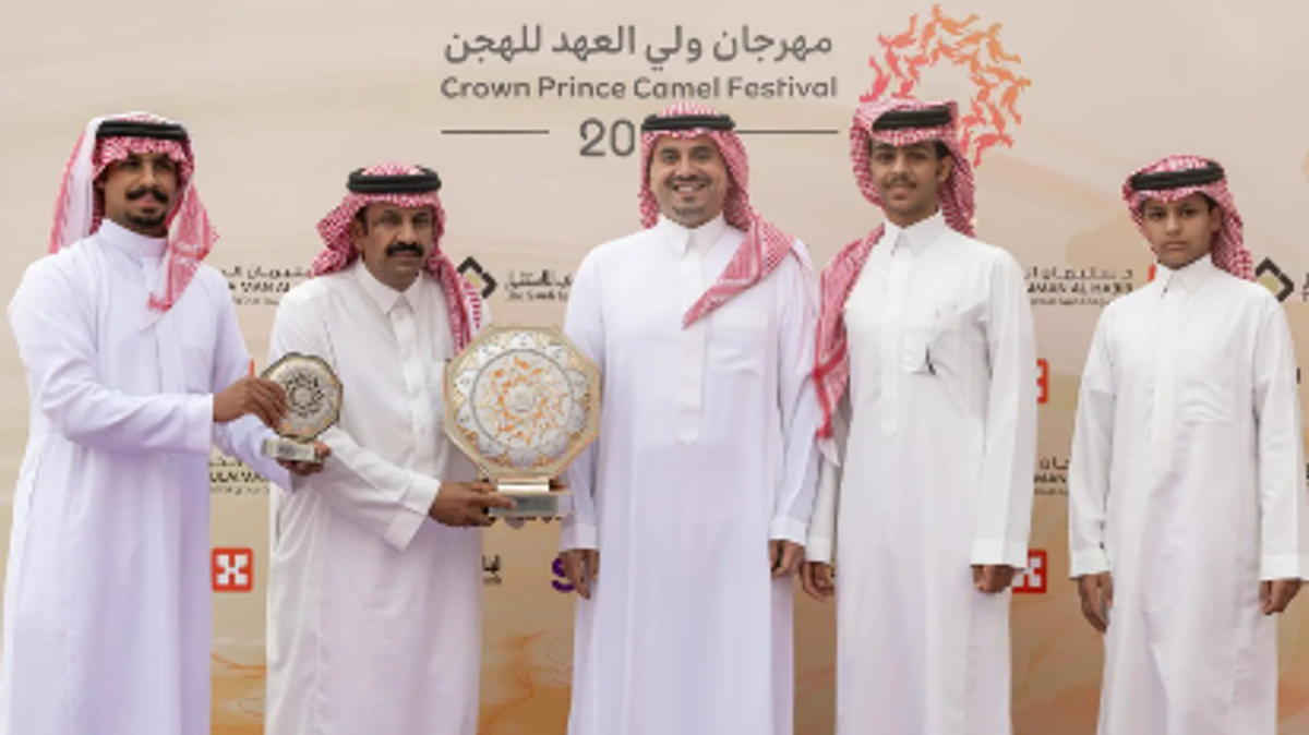 تتويج ملاك الهجن الفائزين بكؤوس مهرجان ولي العهد لفئة «الحقايق» بالطائف