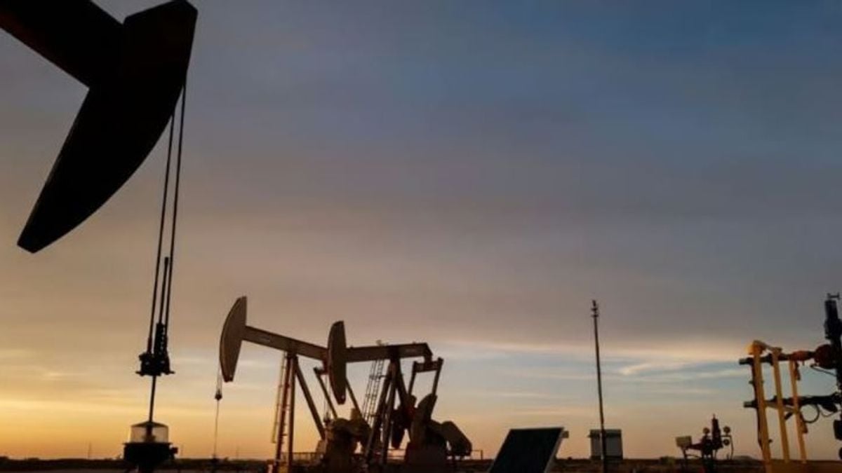 Oil prices climb, Brent crude reaches $106.93 per barrel