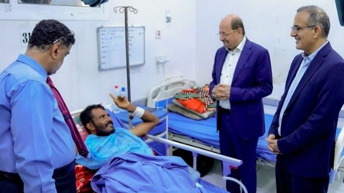 Yemeni prime minister visits wounded soldiers in Aden, orders enhanced care