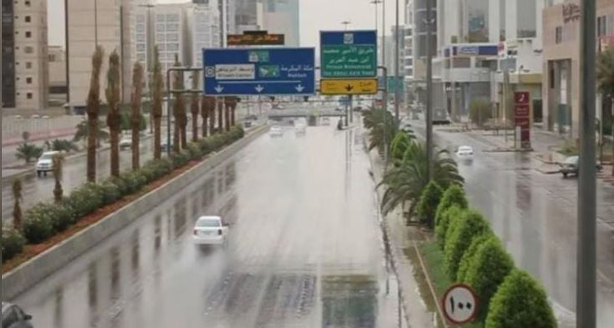 «الدفاع المدني» يحذر من أمطار غزيرة في 4 مناطق ويدعو للابتعاد عن السيول