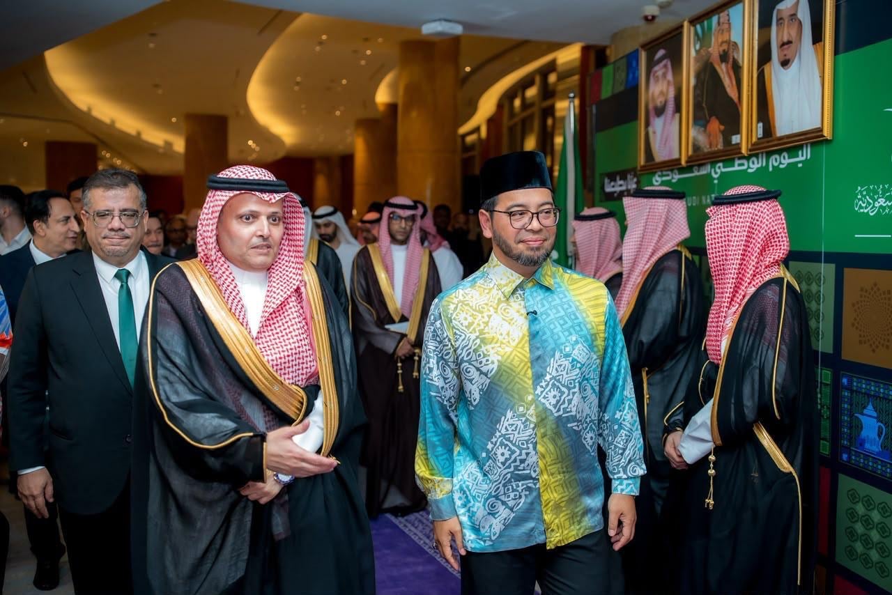 السفير وضيف الشرف خلال الاحتفال باليوم الوطني السعودي في ماليزيا
