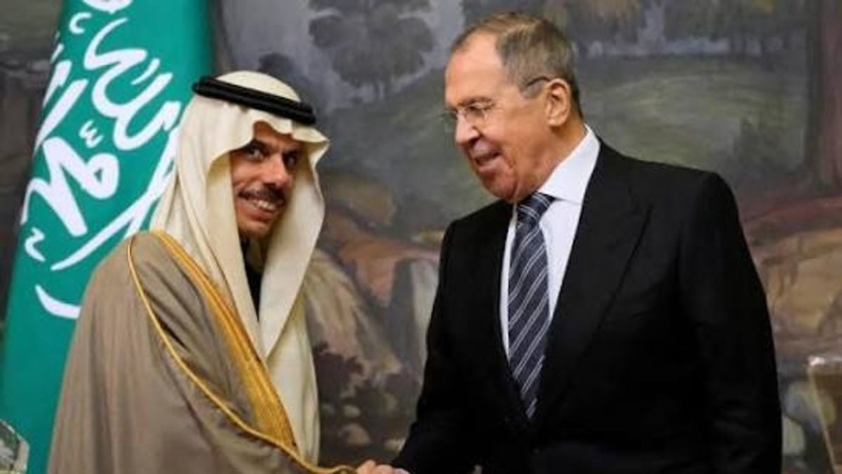 وزير الخارجية الروسي لـ«بن فرحان»:  مستعدون للمساعدة في تسوية الوضع بالشرق الأوسط
