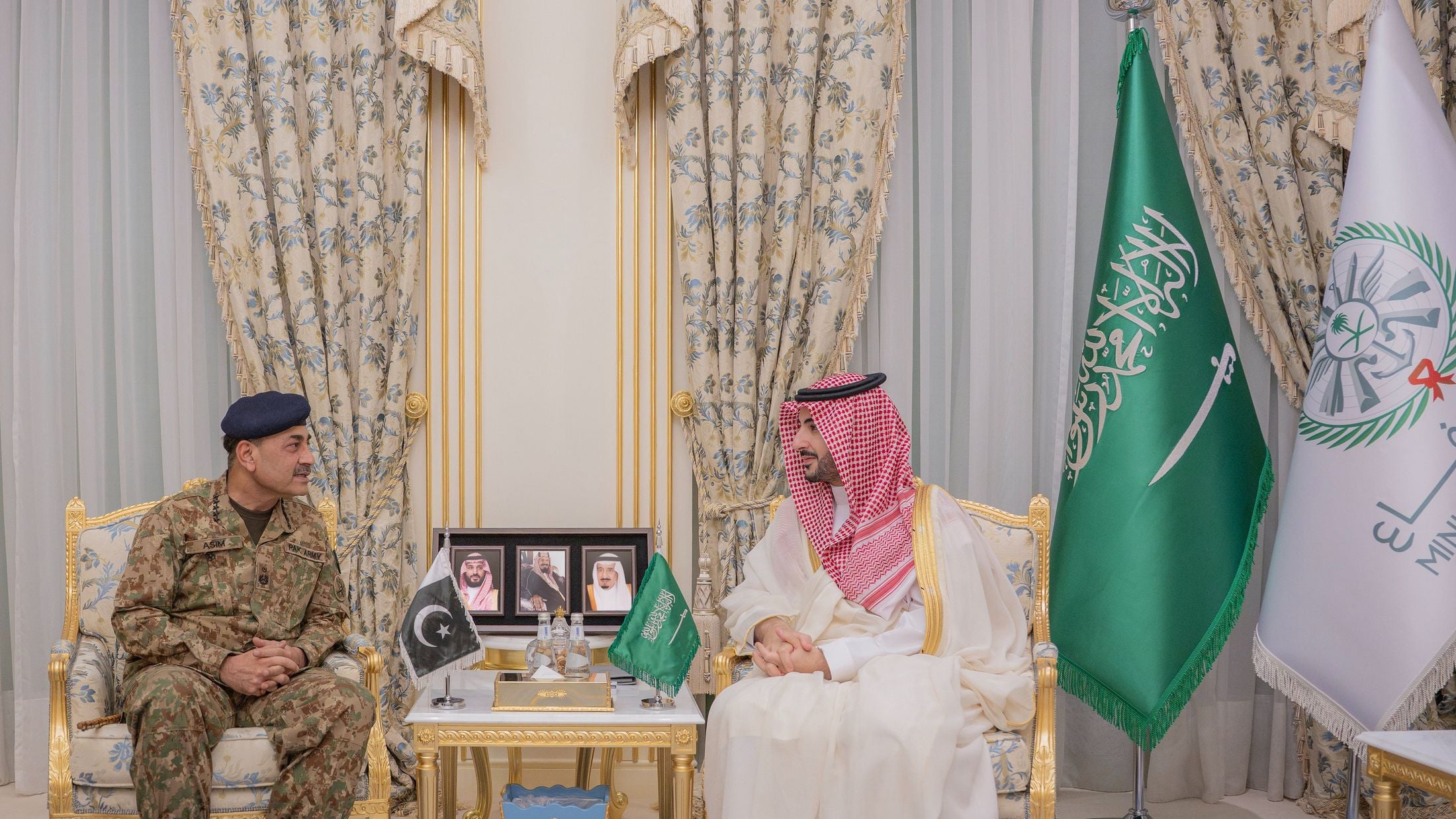 Le ministre de la Défense discute avec le chef de l'armée pakistanaise de la riposte aux attaques contre le Royaume