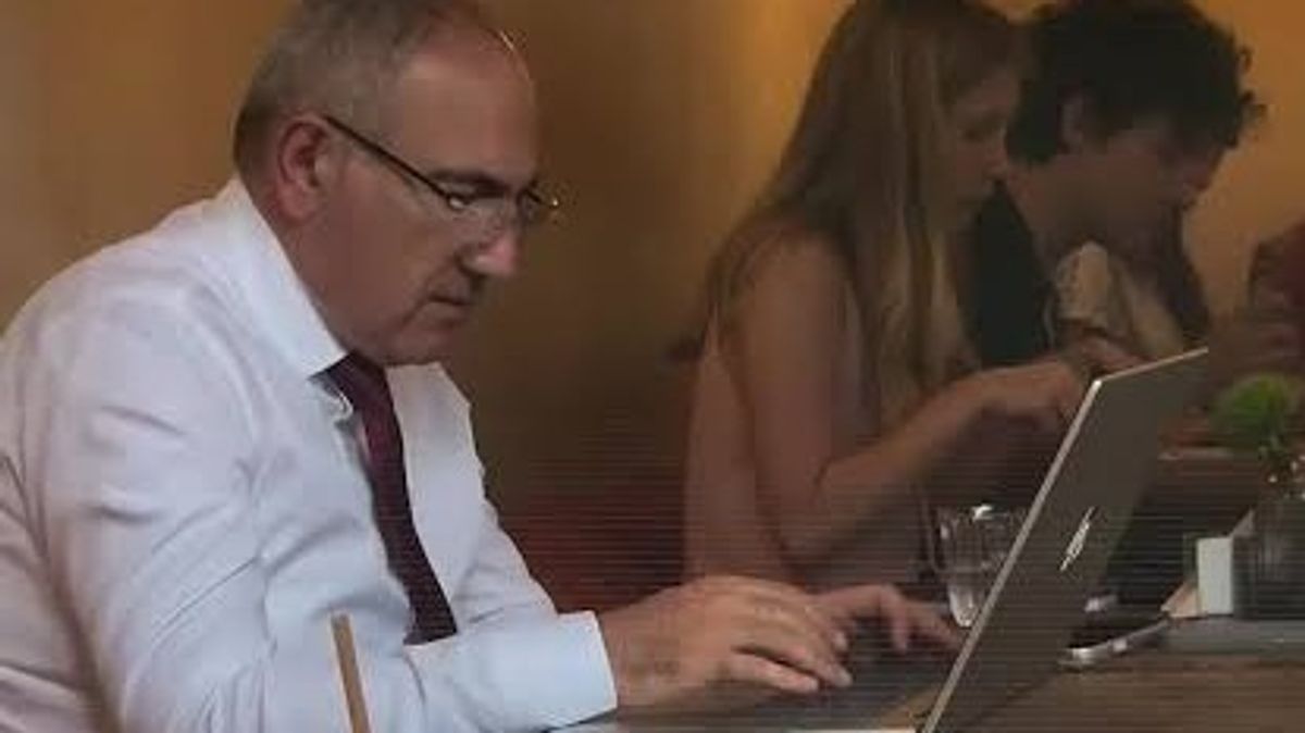 رئيس الوزراء الأرميني يباشر عمله من داخل مقهى عام (فيديو)