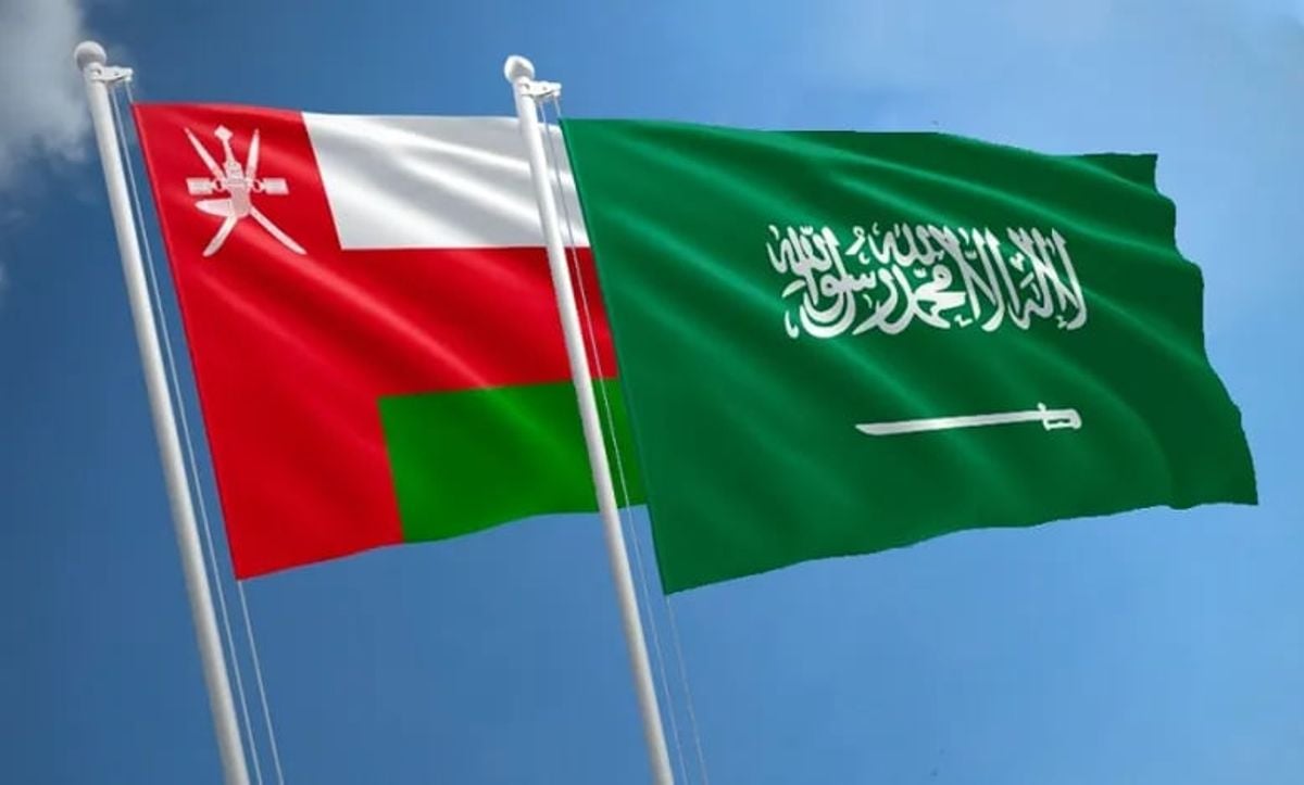 سعودی اور عمانی پرچم کے ساتھ سفیر کی تصویر