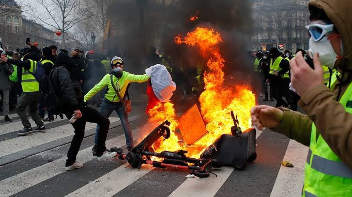 Students block Louvre entrance in Paris as Yellow Vests call new protests