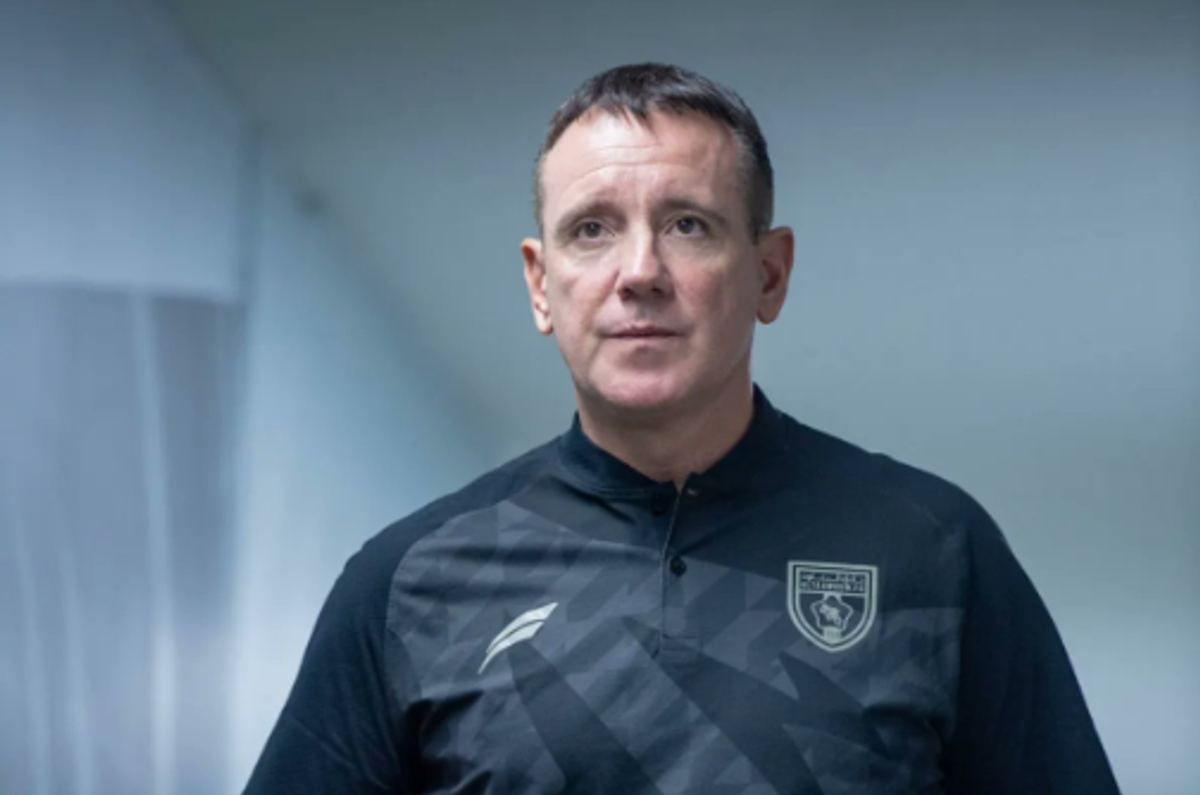 Le coach de Al-Taawoun salue ses joueurs après la victoire sur Al-Rayyan