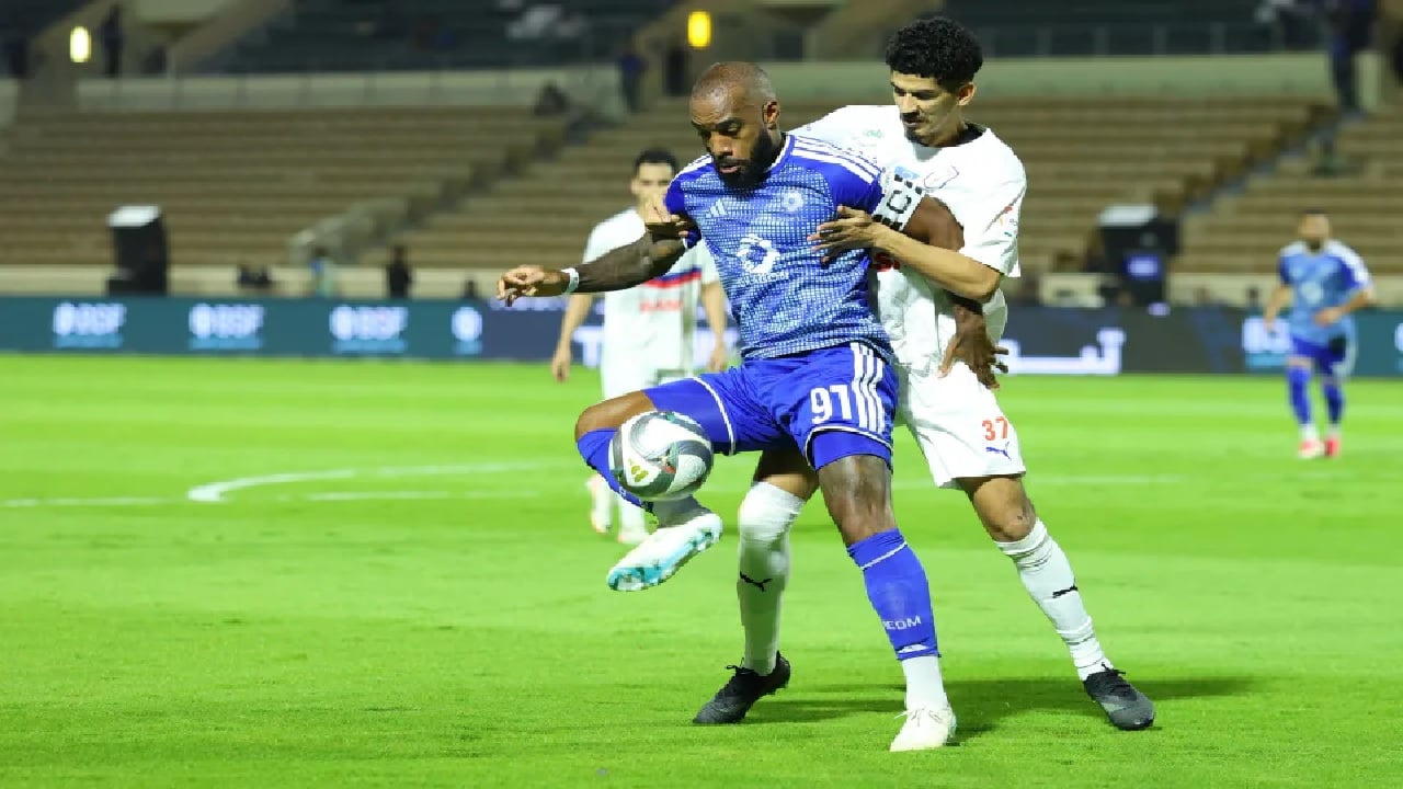El Neom vence al Abha con goles de Benrahma y Lacazette y sube al sexto puesto