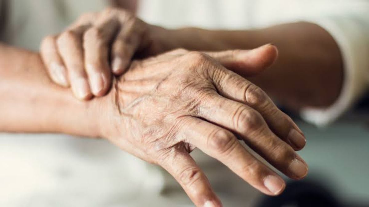 Neurologist outlines early warning signs of Parkinson’s disease