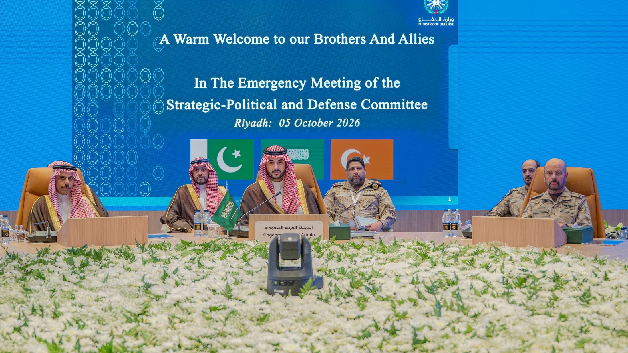 وزير الدفاع يؤكد على أهمية تفعيل الردع الجماعي ضد الاعتداءات الحوثية وكل من يقف وراءها