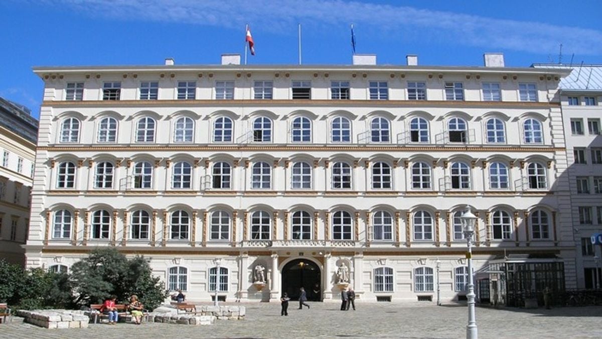 Austria expels four Russian diplomats over alleged misconduct