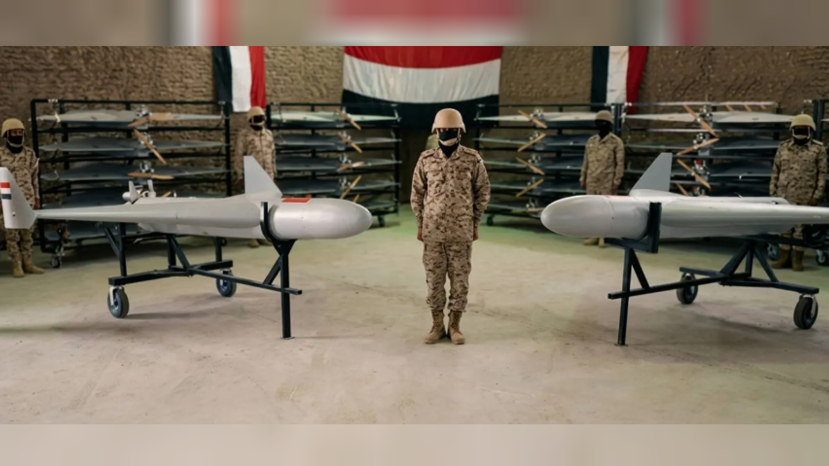 الطيران اليمني المسير يستهدف مواقع وتجمعات وتحصينات ميليشيا الحوثي في جبهات غرب تعز