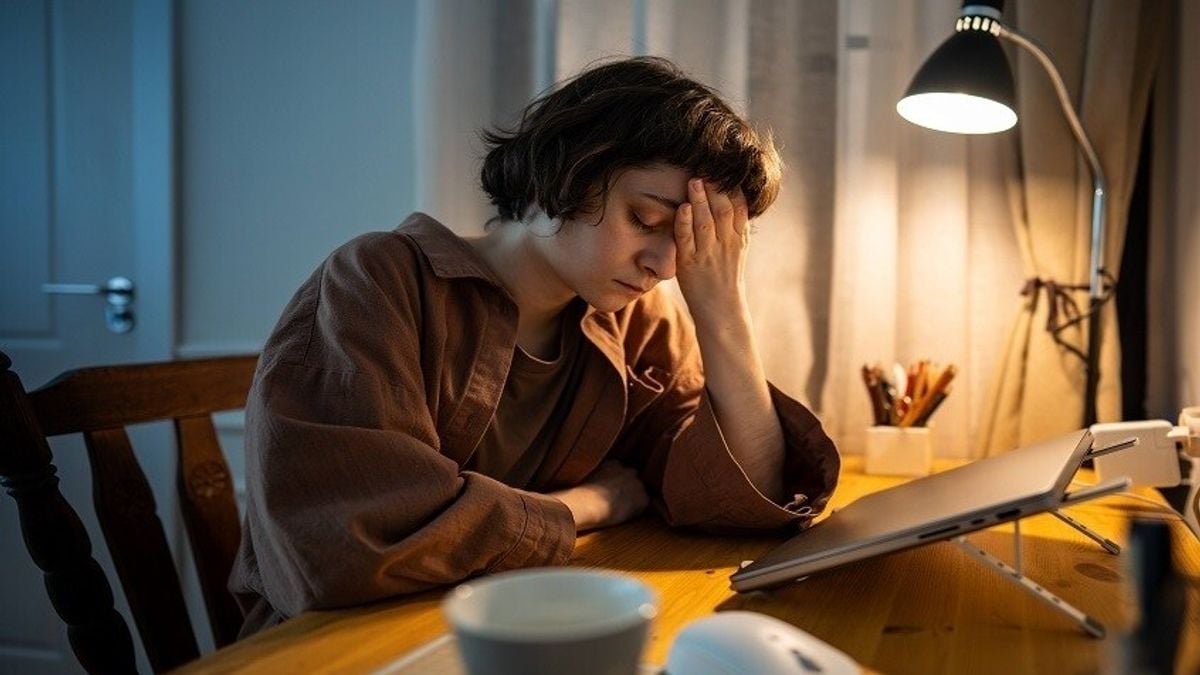 Why your eyes feel gritty after hours at the computer