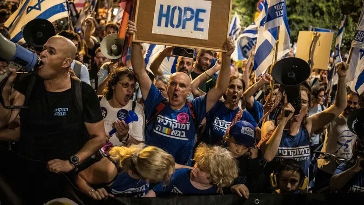 Thousands protest against Netanyahu in Tel Aviv ahead of Knesset election