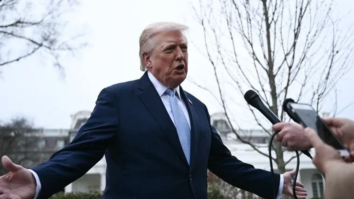 Donald Trump speaks to reporters about Iran negotiations