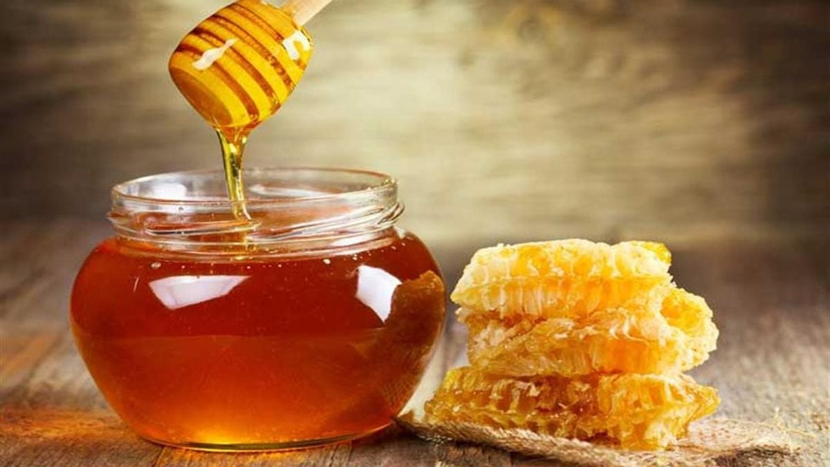 استشاري: العسل على الريق عادة غذائية ولم يثبت علمياً فائدتها الطبية