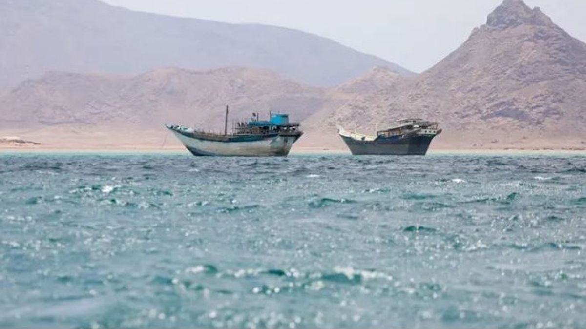 Armed men fire at LNG tanker off Yemen, UK maritime agency reports