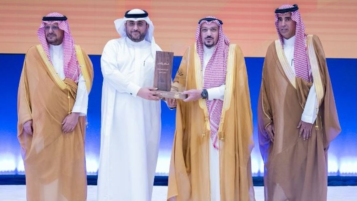 El príncipe de Al Qasim premia a la Asociación Amigos de los Enfermos de Unaiza