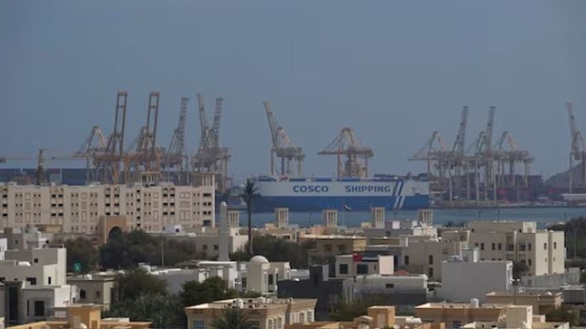UAE closes Hamriyah beach in Sharjah after oil spill from tanker
