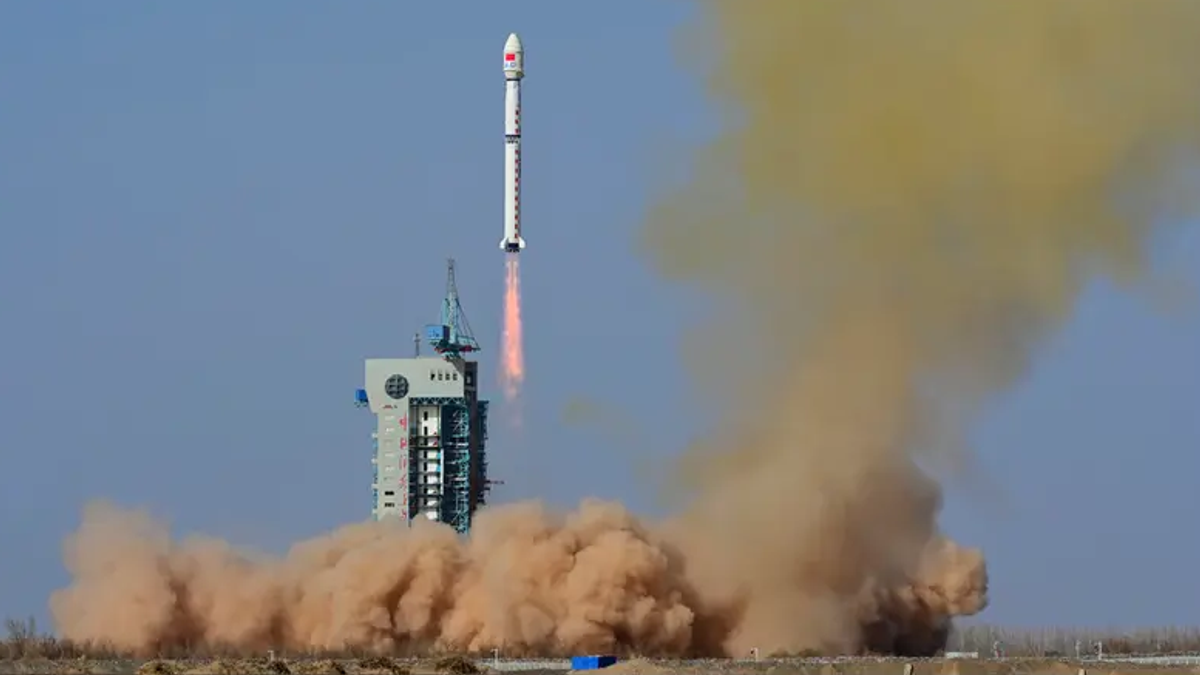 China launches new batch of low-Earth orbit internet satellites