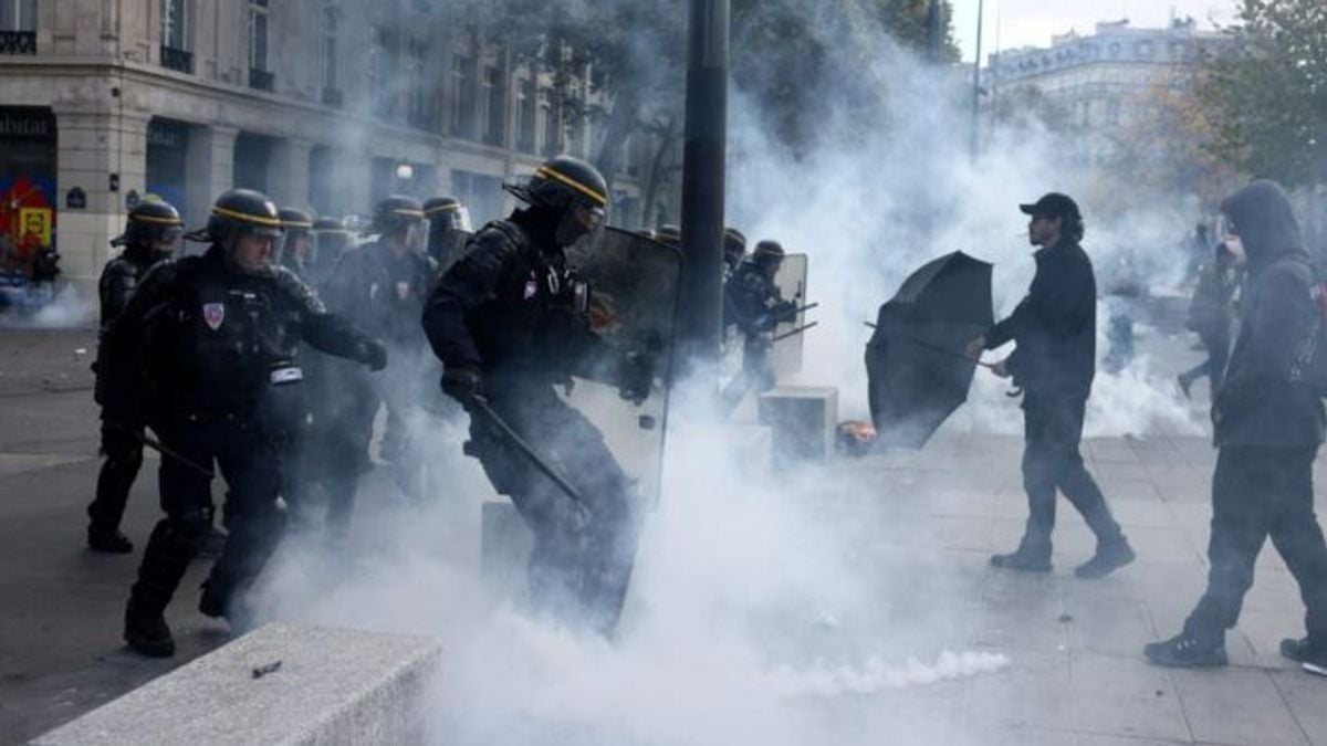 French police fire tear gas during clashes in several cities