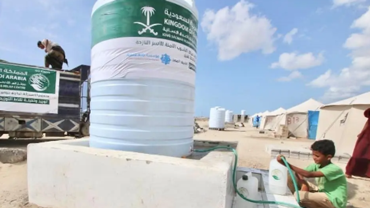 King Salman Humanitarian Center supplies drinking water to displaced families in Aden