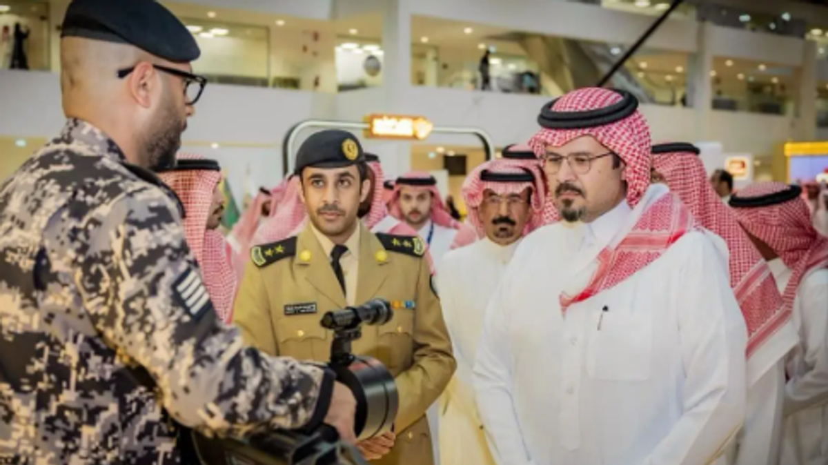 El príncipe de Medina visita el pabellón del Ministerio del Interior en la Feria Saudí de Halcones y Caza 2026