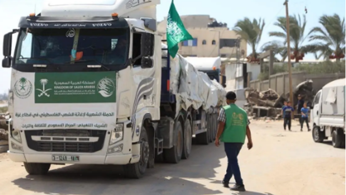 New King Salman aid convoy delivers tents to Gaza