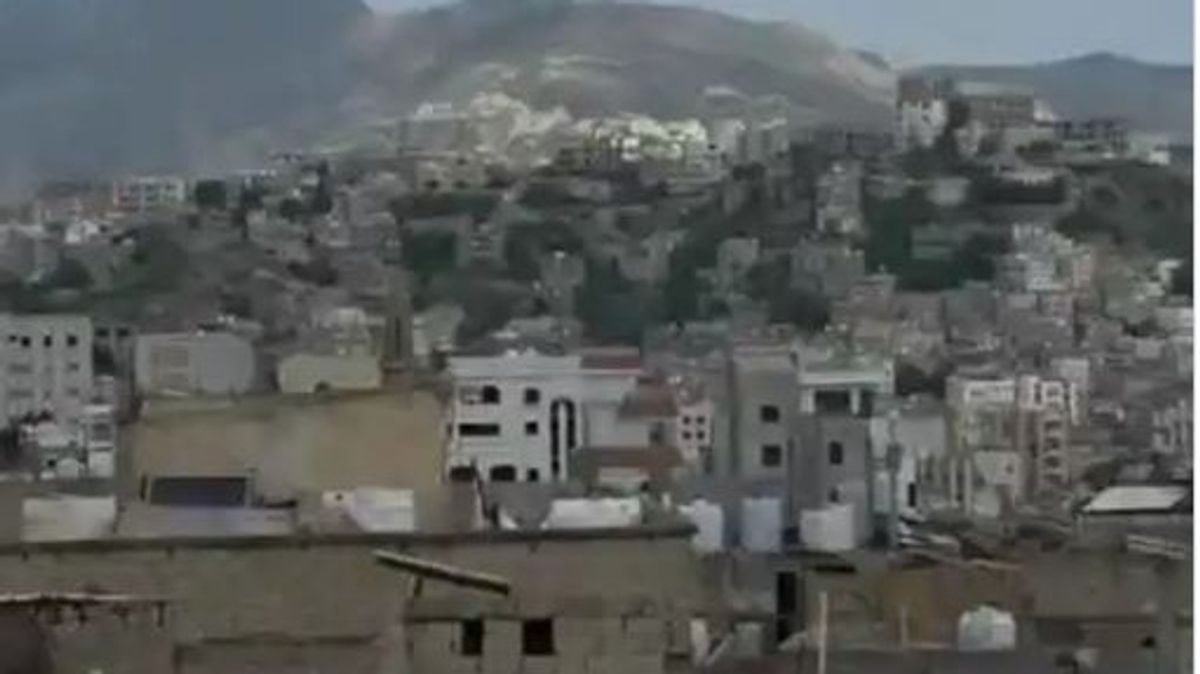 Yemeni air force targets Houthi positions and vehicles in Taiz