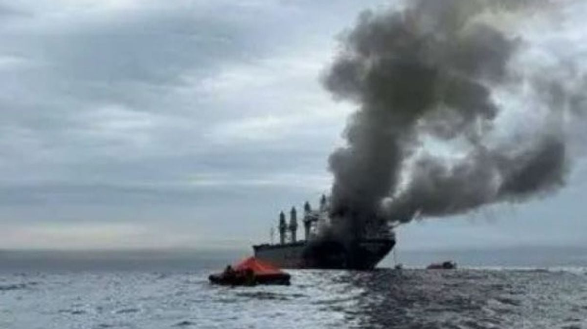 British maritime agency: tanker hit by unknown projectile off Oman coast near Strait of Hormuz