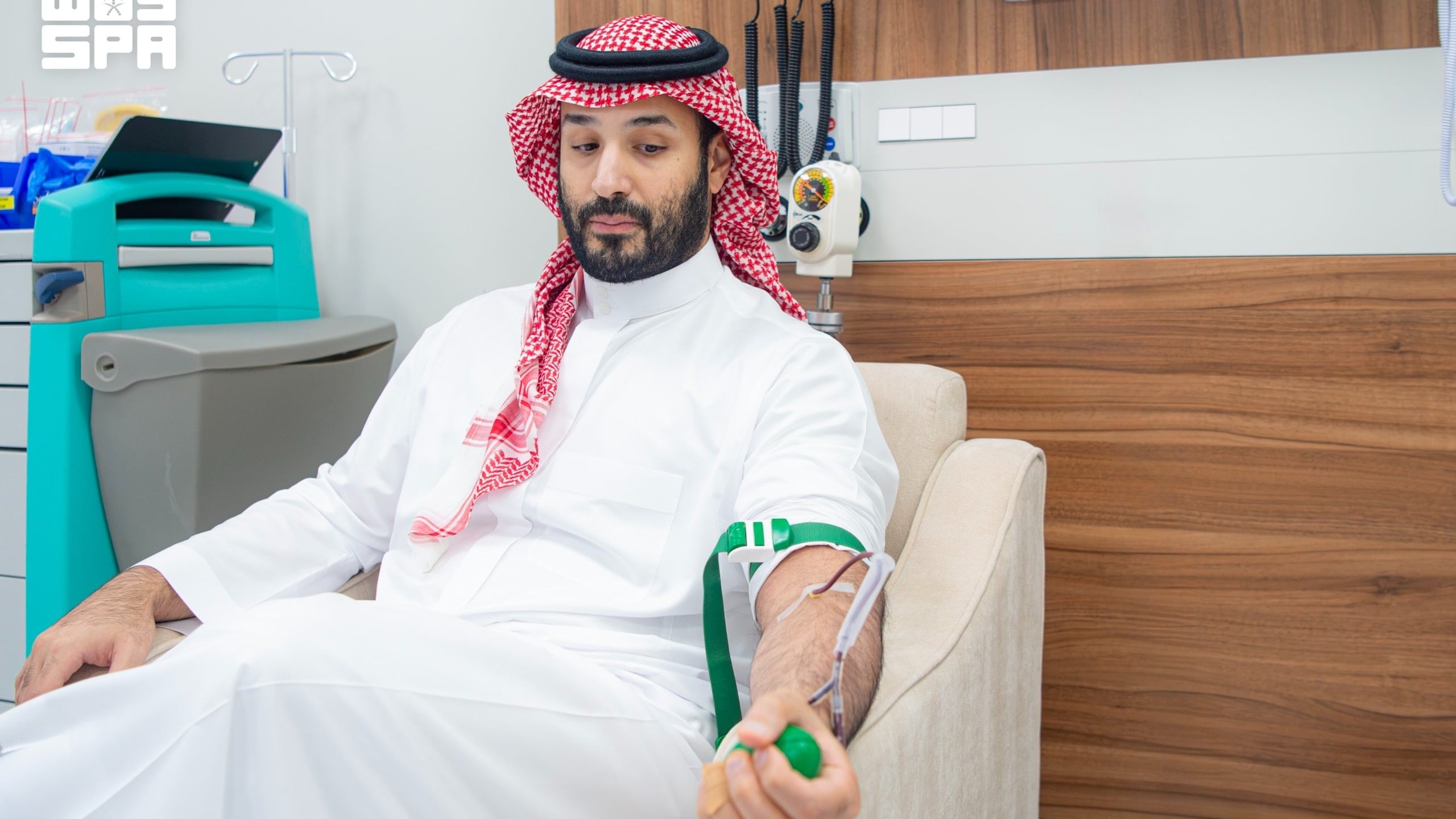 Mohammed bin Salman dona sangre y lanza la campaña nacional de donación para 2026