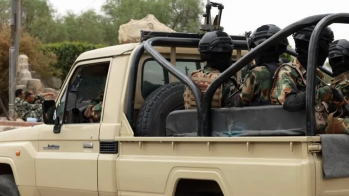 Shabwa governor: Truck carrying weapons and Houthi fighters seized