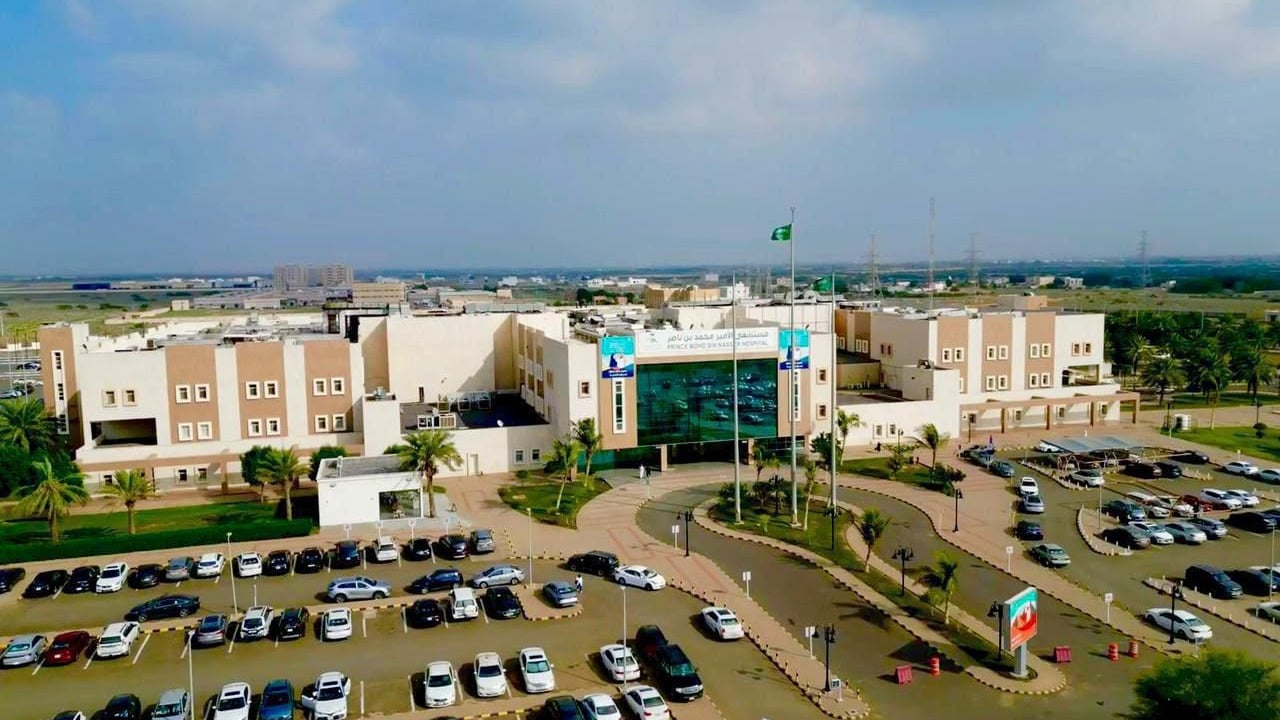 تدخل جراحي عاجل ينقذ حياة ستيني في مستشفى الأمير محمد بن ناصر