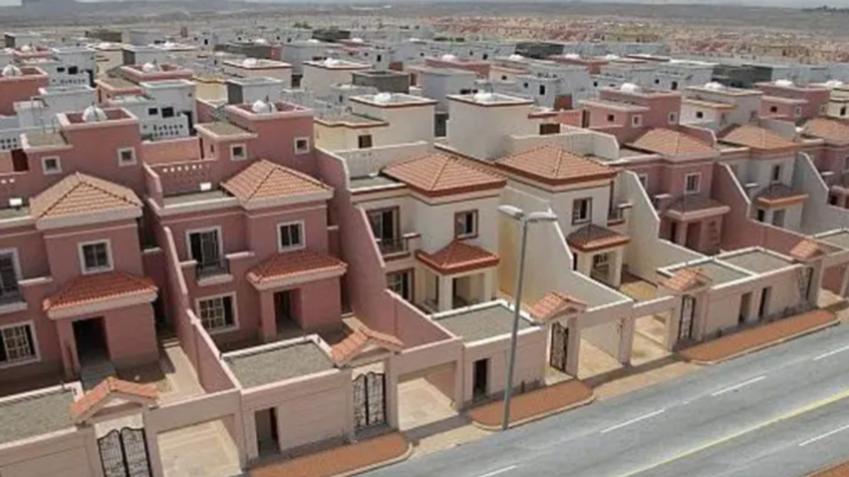 Chantier de construction en Arabie saoudite, grues et ouvriers
