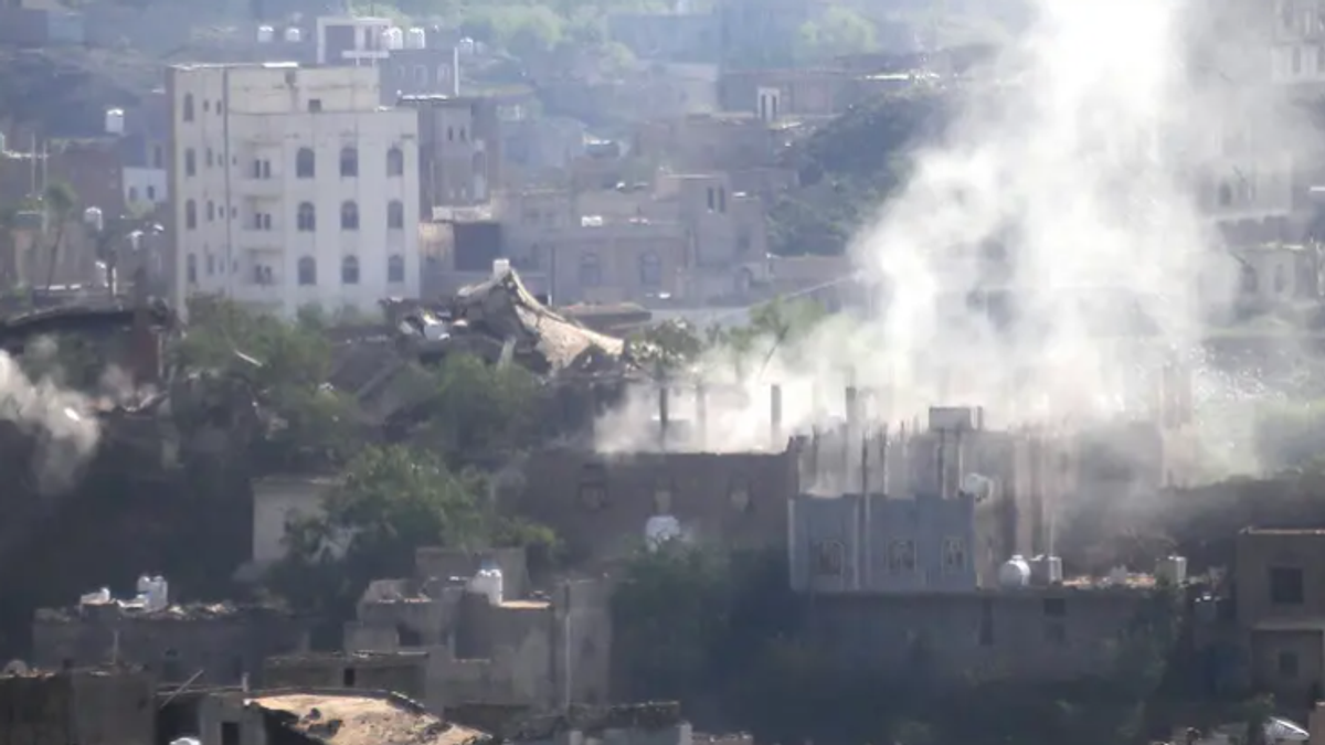 قصف حوثي لمناطق سكنية جنوب شرقي تعز يقتل شخصا ويصيب 5 آخرين