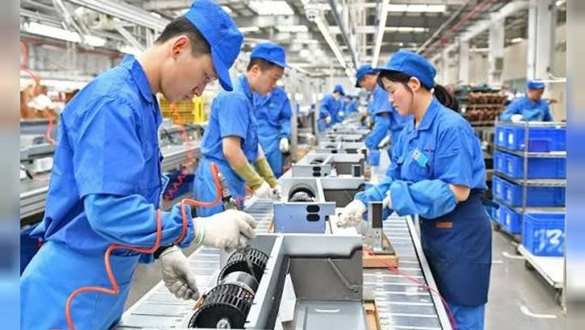 Pabrik di China dengan aktivitas produksi