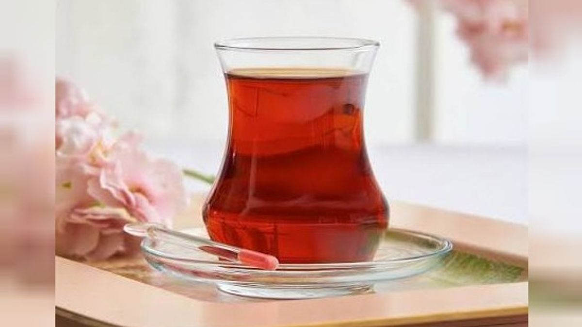 Drinking six cups of black tea daily linked to lower heart disease risk