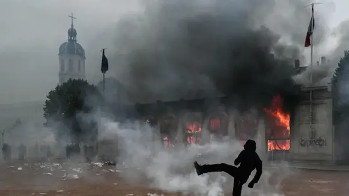 فرنسا تفرض حظر تجول جزئيا بعد أعمال عنف.. ووزير الداخلية يقر بفقدان الشرطة السيطرة
