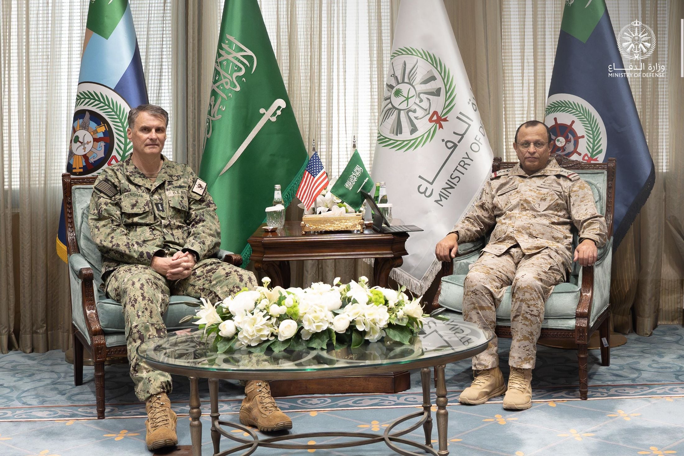 رئيس أركان القوات البحرية وقائد الأسطول الخامس الأمريكي يبحثان التعاون البحري وتعزيز حرية الملاحة بالمنطقة