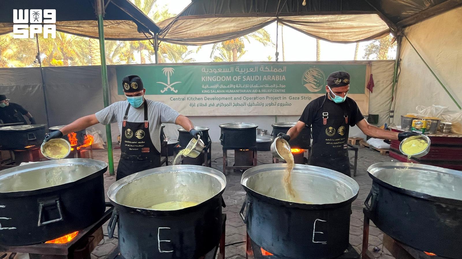 King Salman Humanitarian Center distributes 25,000 hot meals in central and southern Gaza