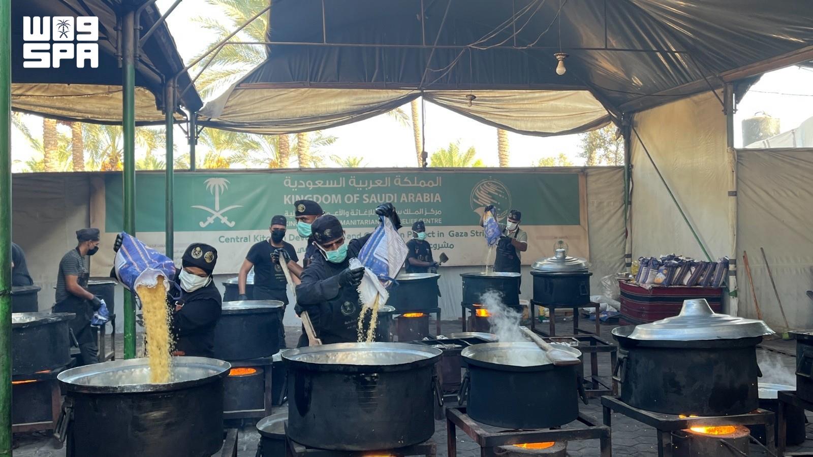Le Centre King Salman distribue 25 000 repas chauds à Gaza